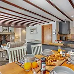 3 Bed In Richmond Oc-75649 Holiday home